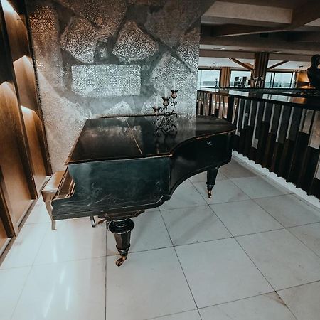 Hotel Sky Gevgelija Buitenkant foto Piano at the lobby