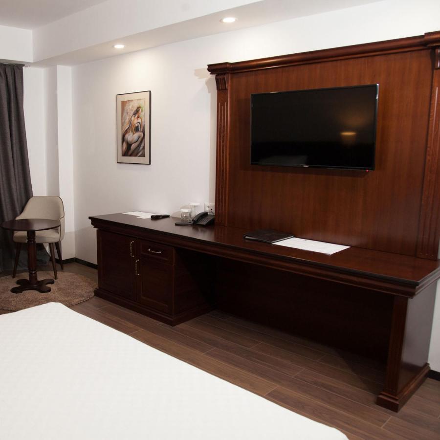 Hotel Sky Gevgelija Buitenkant foto A television set in a hotel room
