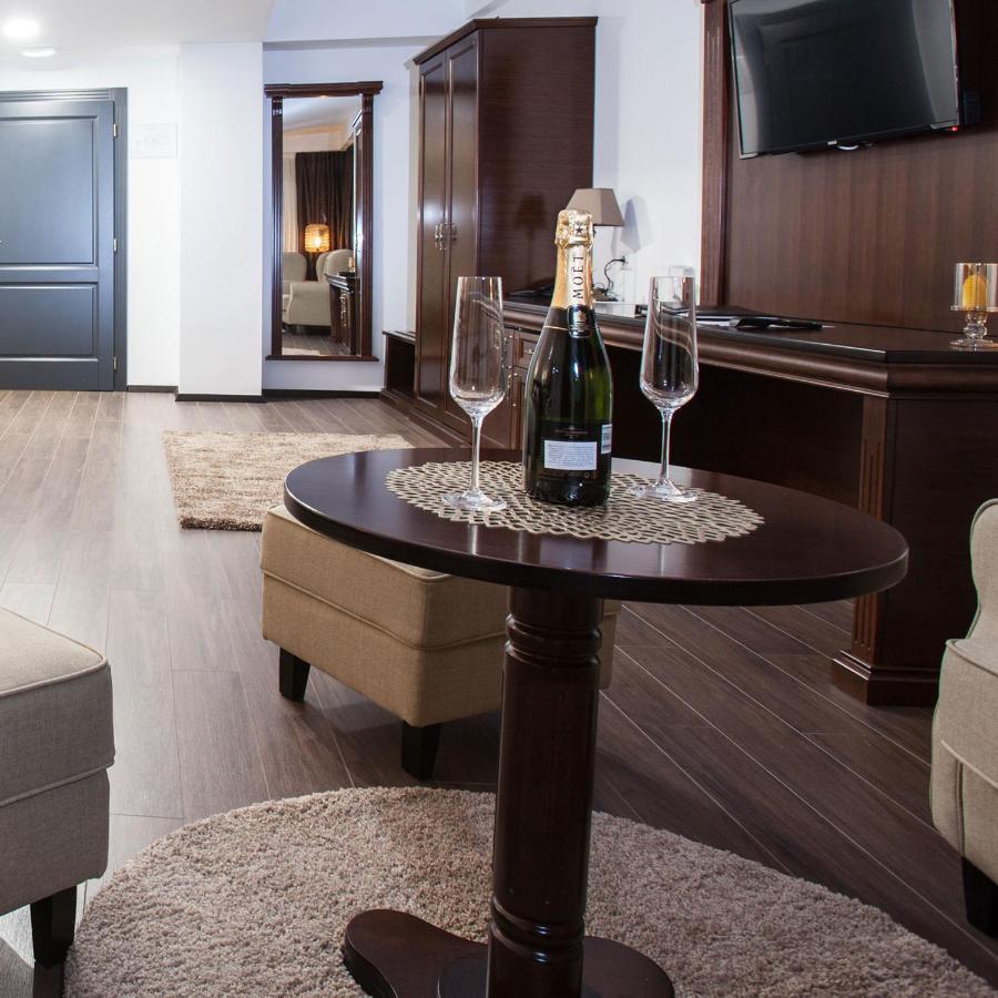 Hotel Sky Gevgelija Buitenkant foto A table runner
