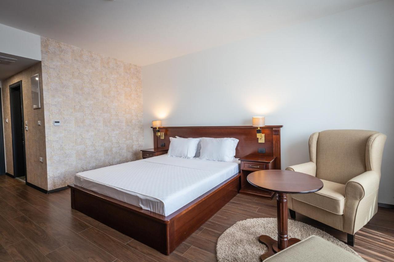 Hotel Sky Gevgelija Buitenkant foto A room at the hotel