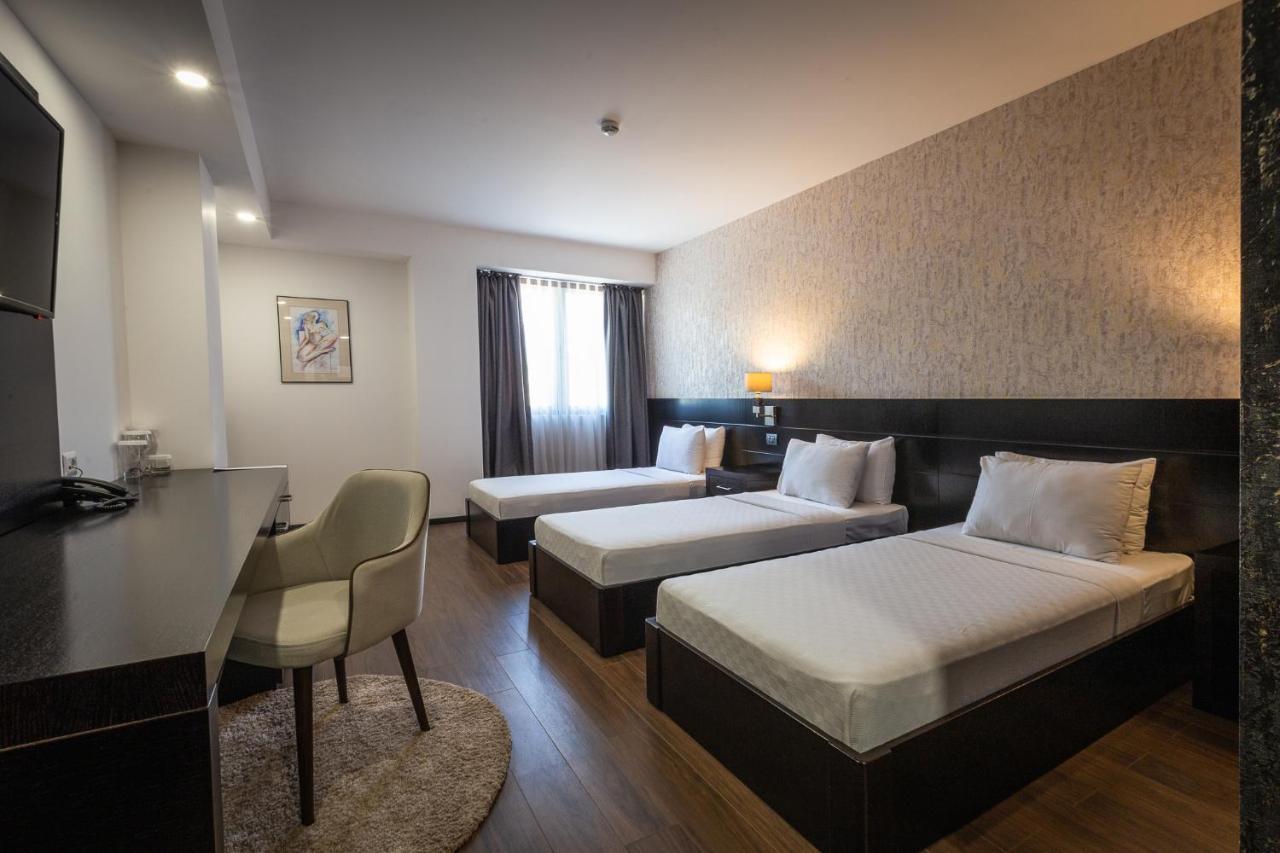 Hotel Sky Gevgelija Buitenkant foto A room at the hotel
