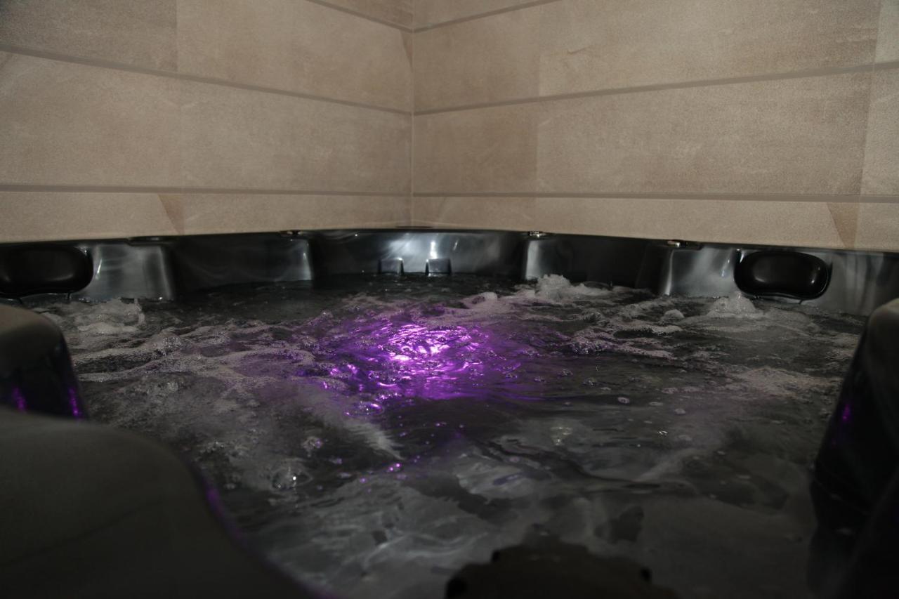 Hotel Sky Gevgelija Buitenkant foto A whirlpool bath