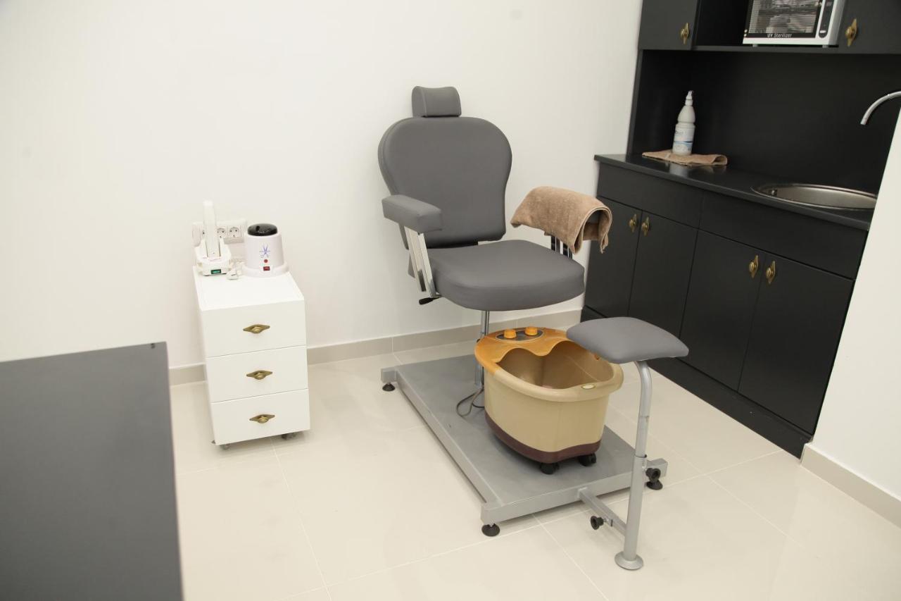 Hotel Sky Gevgelija Buitenkant foto A podiatry treatment room