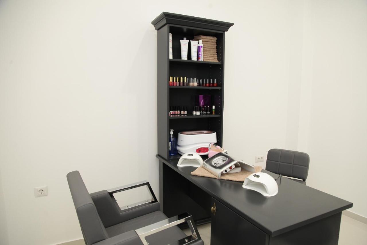 Hotel Sky Gevgelija Buitenkant foto A consultation room at a salon