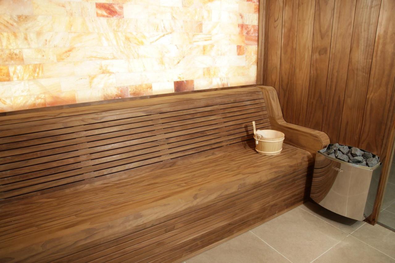 Hotel Sky Gevgelija Buitenkant foto A modern Finnish sauna