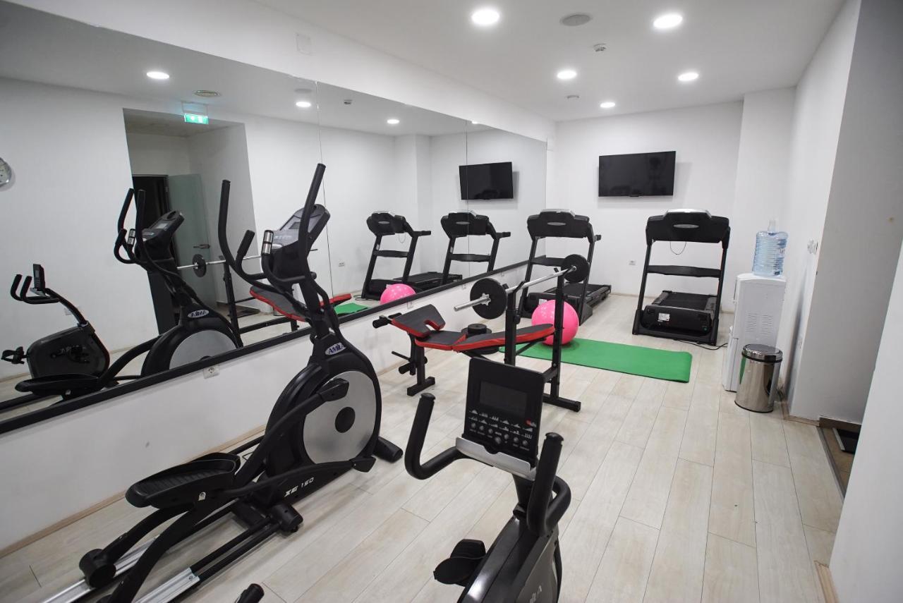 Hotel Sky Gevgelija Buitenkant foto A gym in a hotel