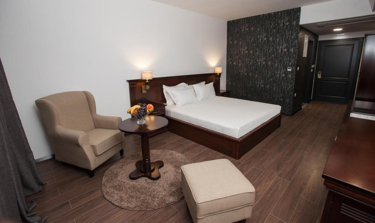 Hotel Sky Gevgelija Buitenkant foto A room at the hotel