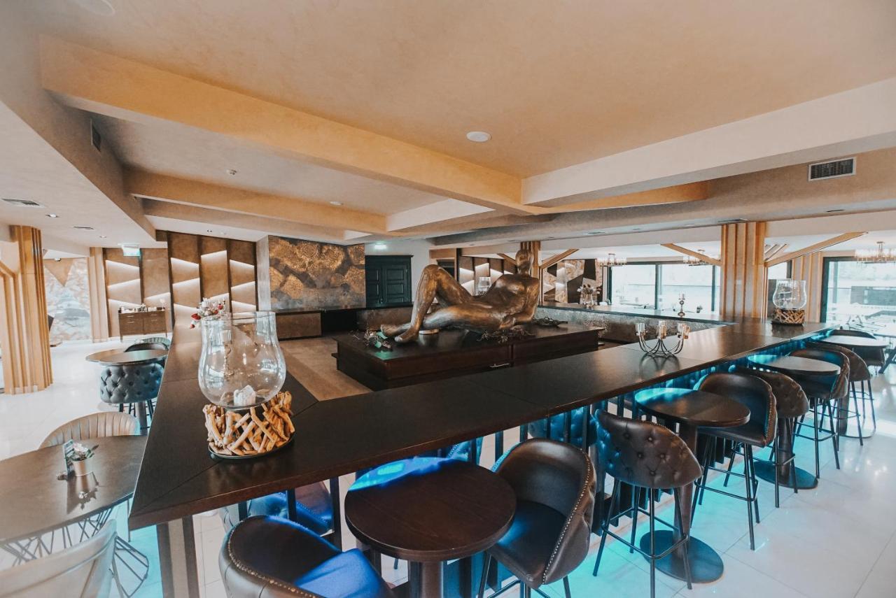 Hotel Sky Gevgelija Buitenkant foto The bar at the 19th floor