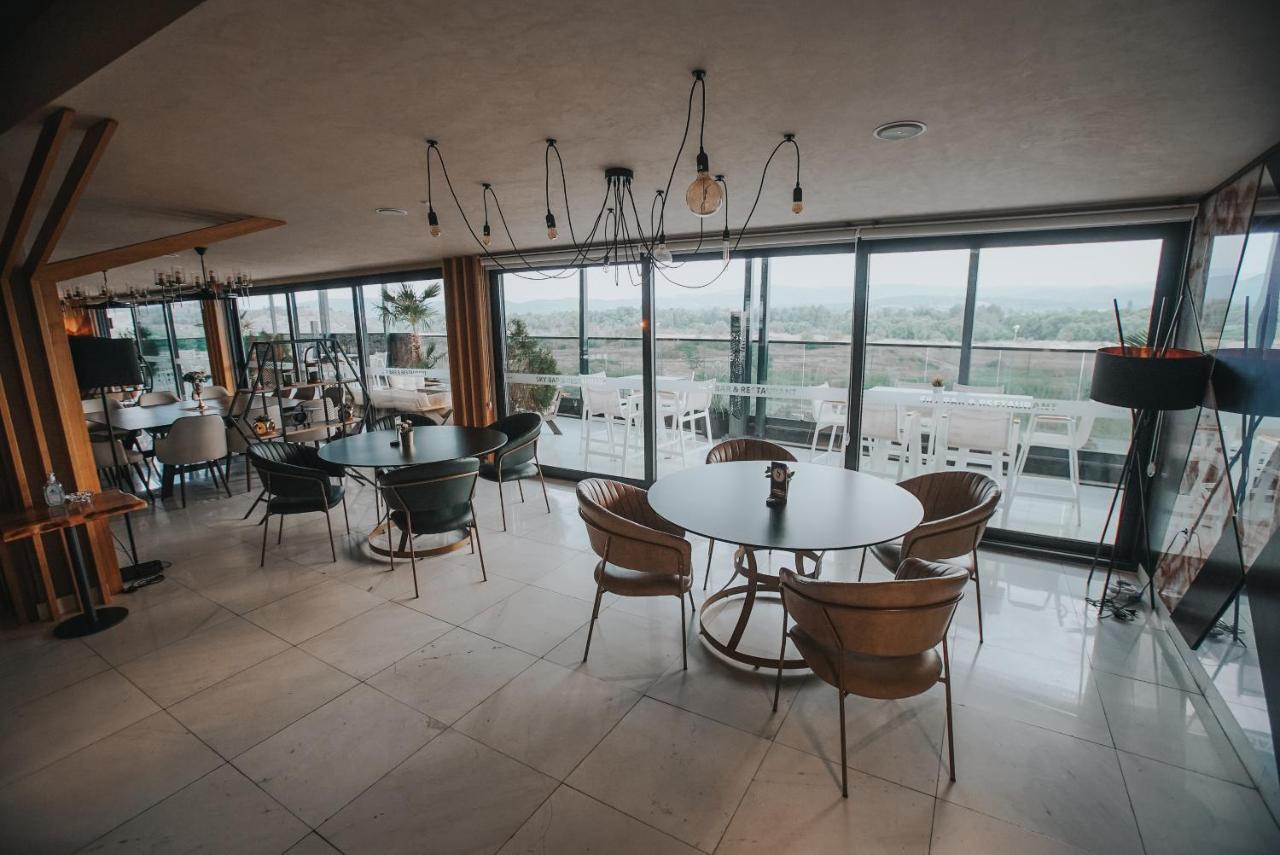 Hotel Sky Gevgelija Buitenkant foto The interior of the restaurant